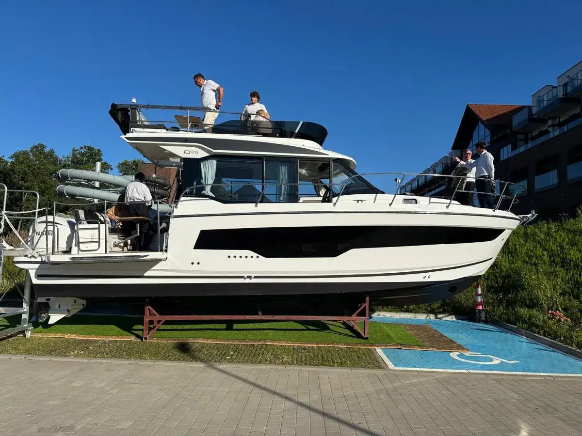 Jeanneau Merry Fisher 1095 Fly Jeanneau Merry Fisher 1095 FLY Serie 2