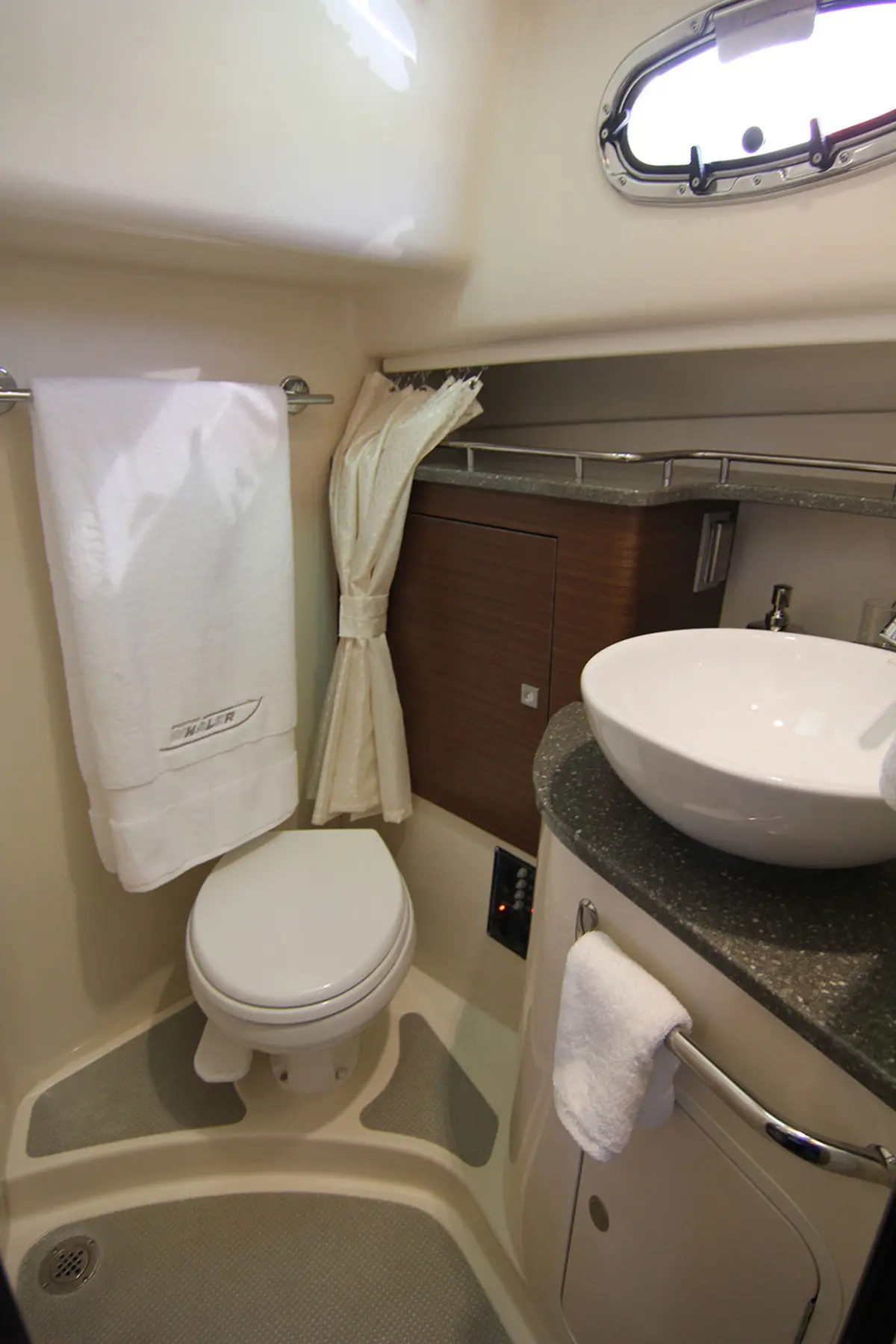 Thumbnail von Boston Whaler 345 Conquest