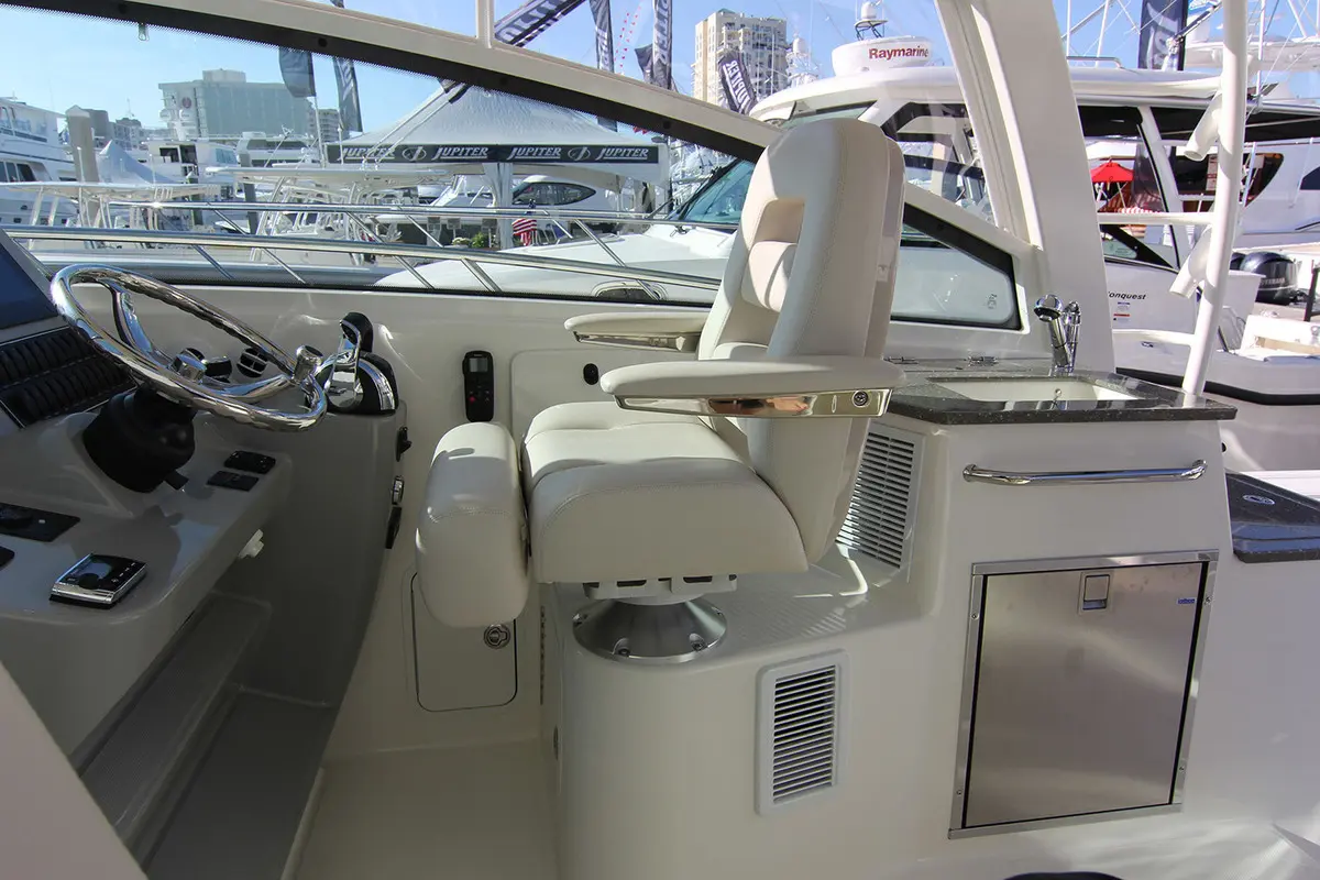 Thumbnail von Boston Whaler 345 Conquest
