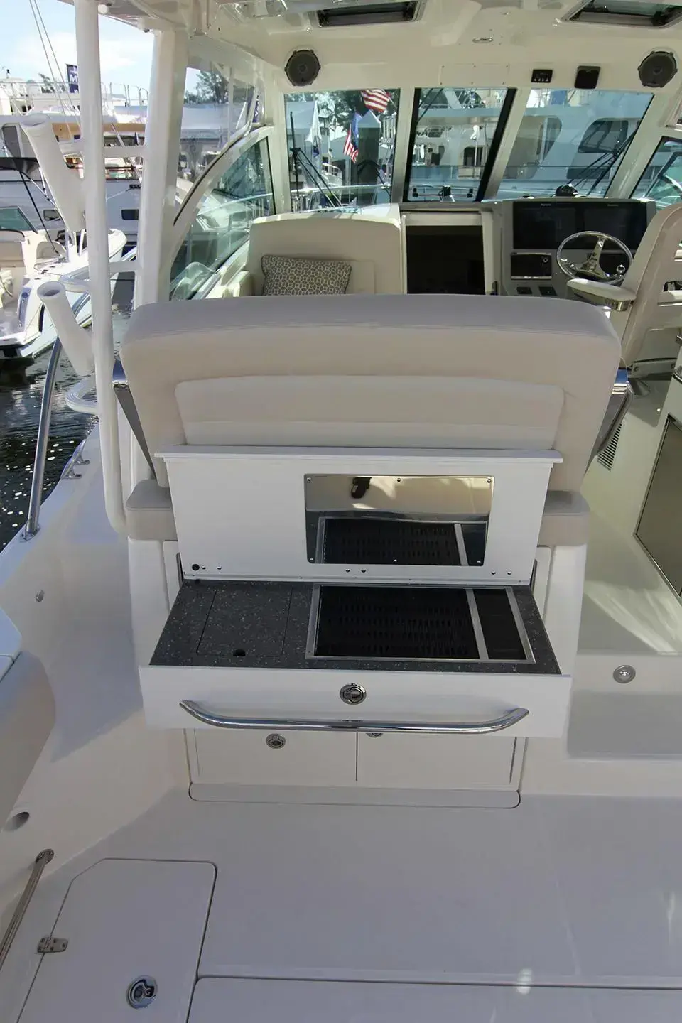 Thumbnail von Boston Whaler 345 Conquest