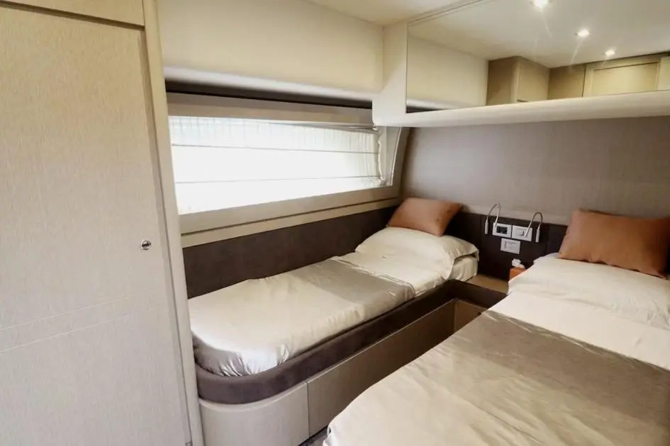 Thumbnail von Ferretti Yachts 700