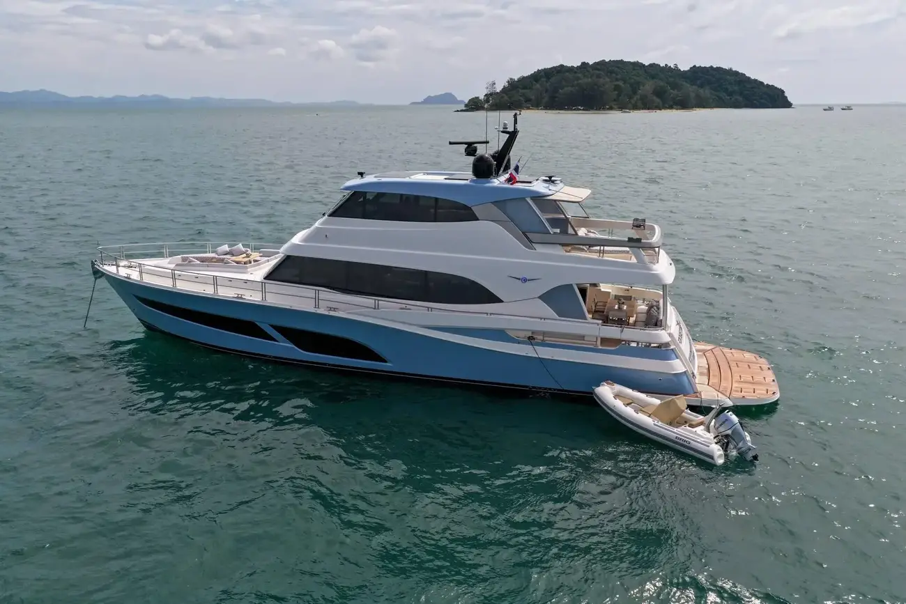 Thumbnail von Riviera 78 Enclosed Bridge