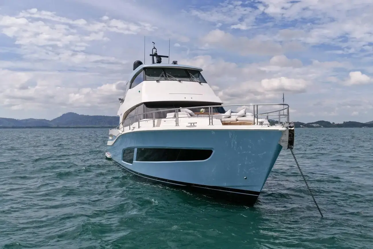 Thumbnail von Riviera 78 Enclosed Bridge