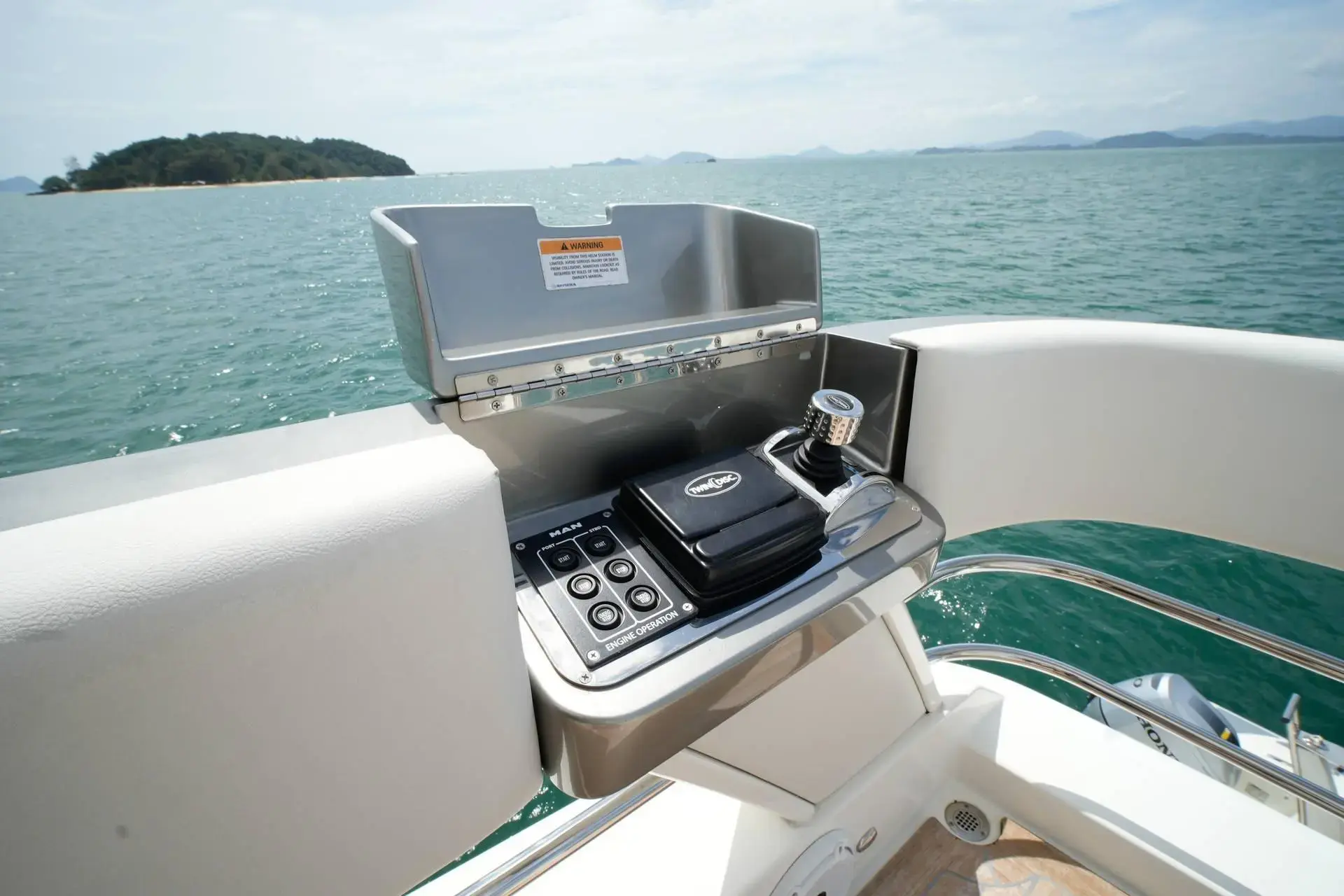 Thumbnail von Riviera 78 Enclosed Bridge