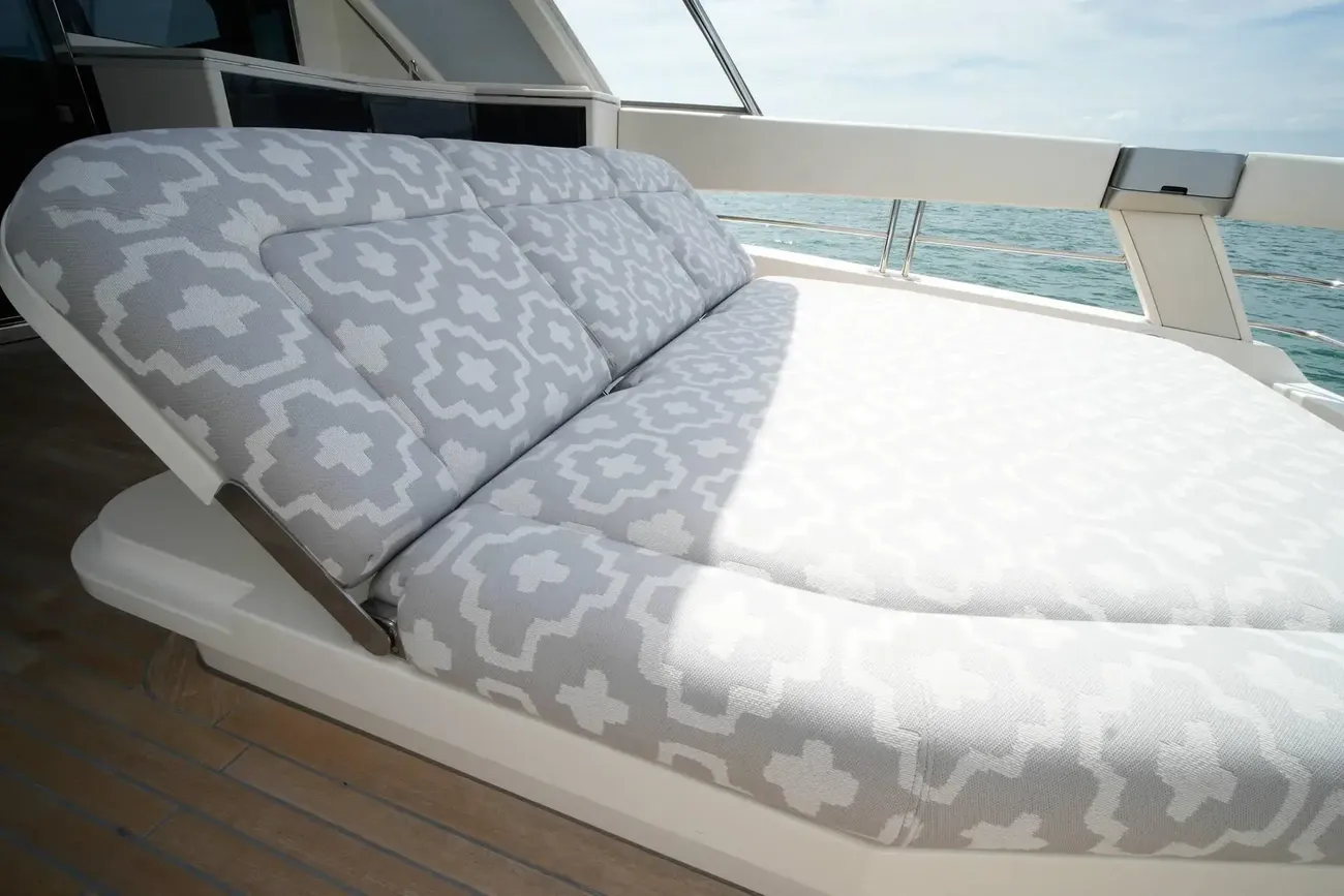 Thumbnail von Riviera 78 Enclosed Bridge