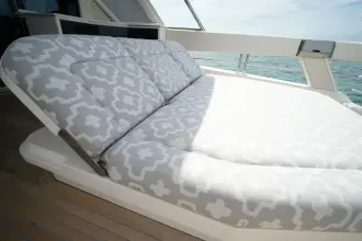 Thumbnail von Riviera 78 Enclosed Bridge