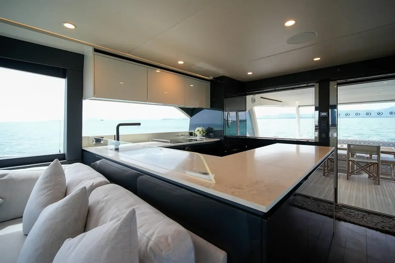 Thumbnail von Riviera 78 Enclosed Bridge