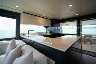 Thumbnail von Riviera 78 Enclosed Bridge