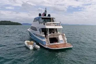 Thumbnail von Riviera 78 Enclosed Bridge