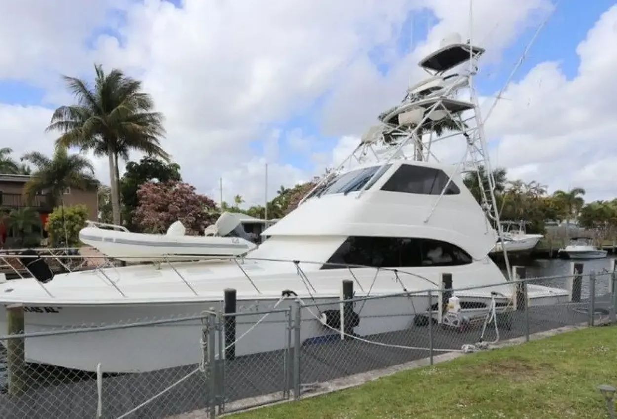 Riviera 	Enclosed Flybridge 62