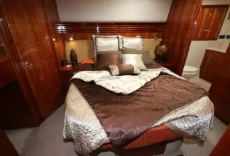 Thumbnail von Riviera 	Enclosed Flybridge 62