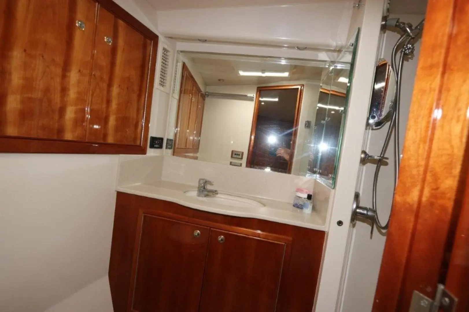 Thumbnail von Riviera 	Enclosed Flybridge 62