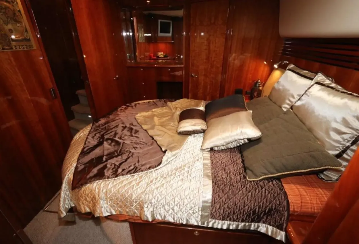 Thumbnail von Riviera 	Enclosed Flybridge 62