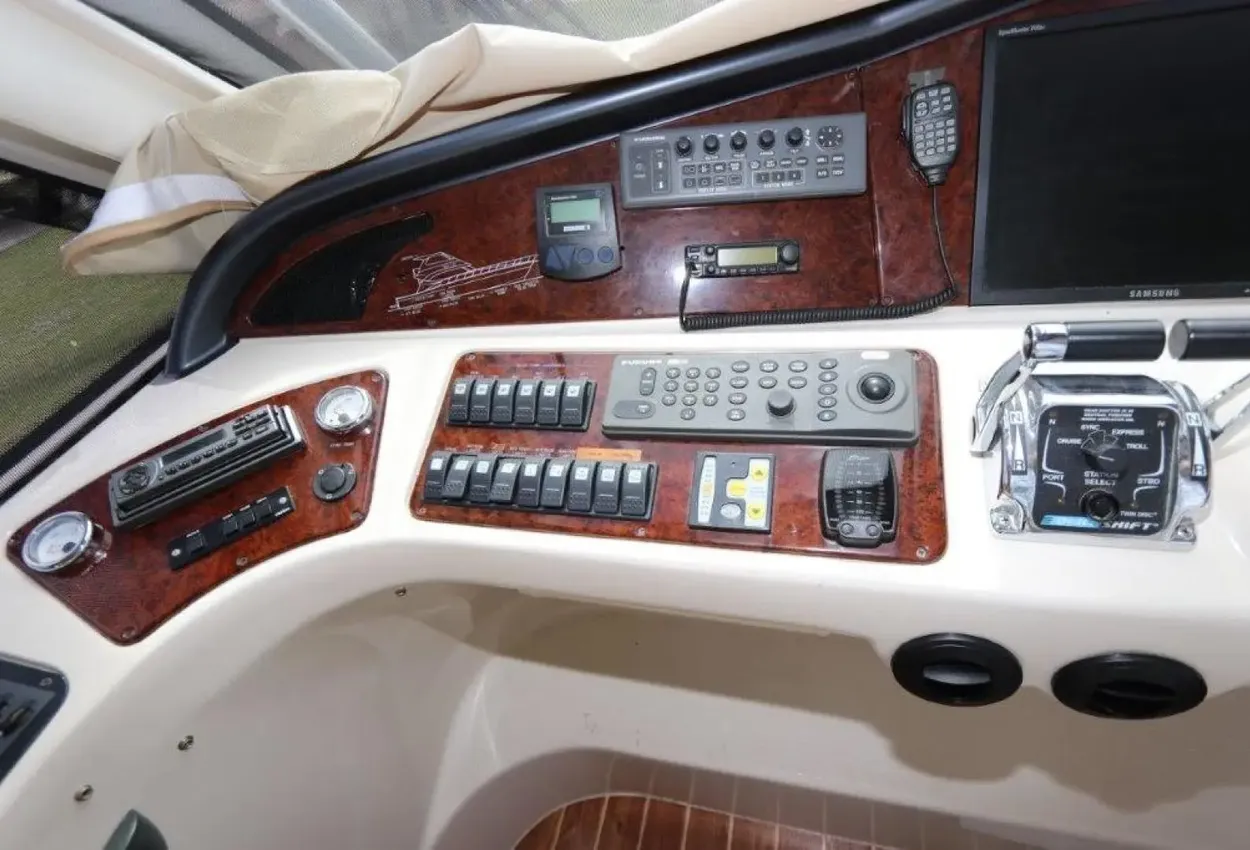 Thumbnail von Riviera 	Enclosed Flybridge 62