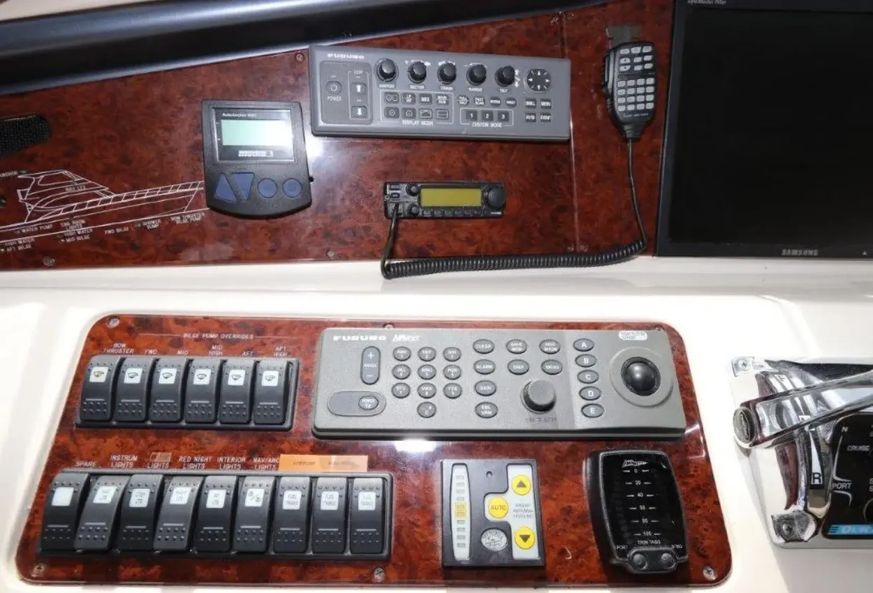 Thumbnail von Riviera 	Enclosed Flybridge 62