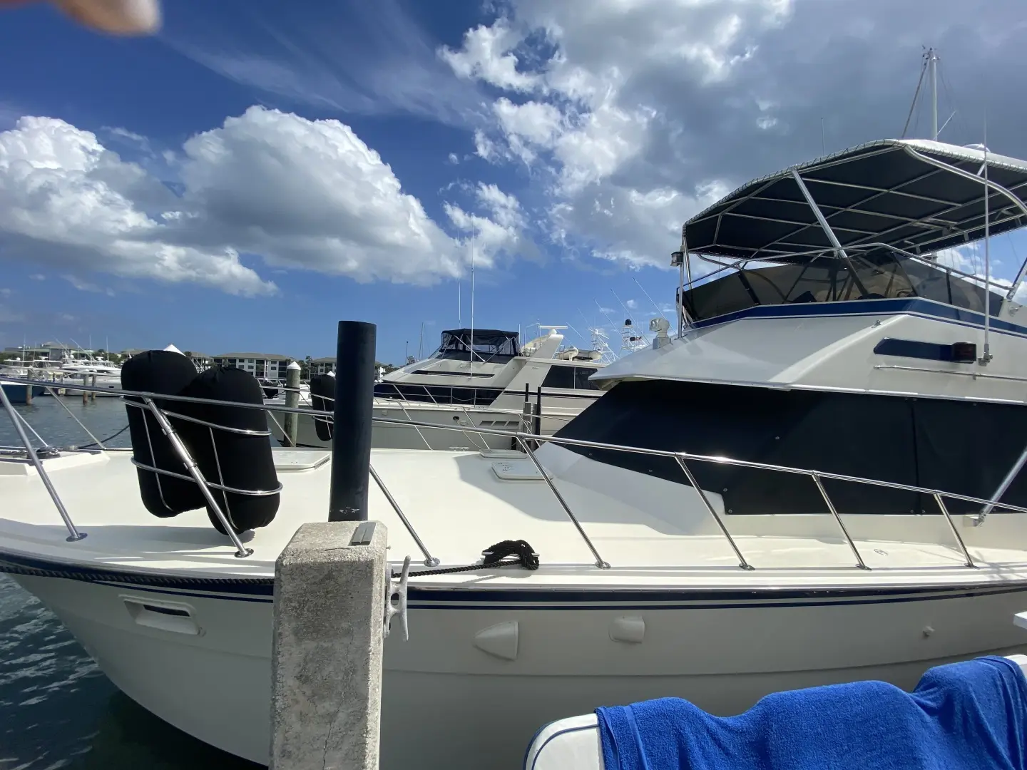 Thumbnail von Hatteras 42 Convertible