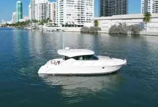 Thumbnail von Tiara Yachts 39 Coupe Triple Threat