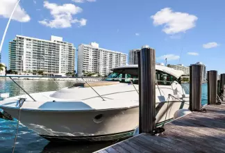 Thumbnail von Tiara Yachts 39 Coupe Triple Threat