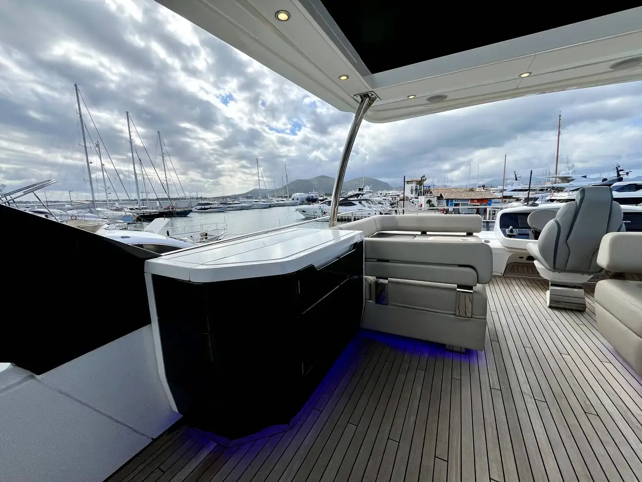 Thumbnail von Fairline Squadron 68