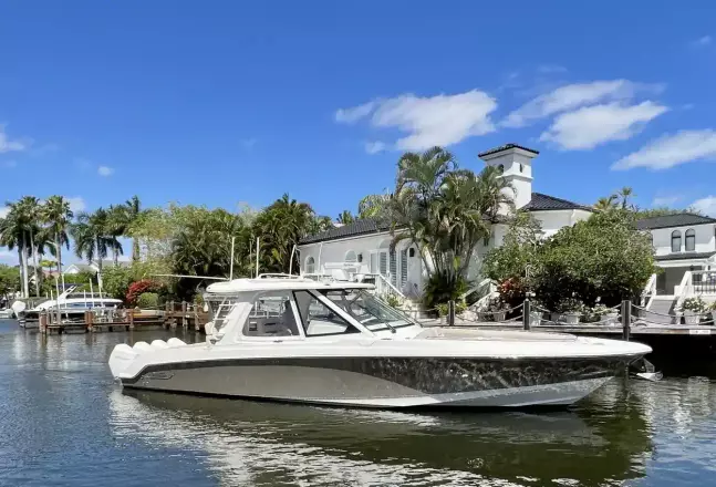 Boston Whaler 380 Realm Cindy Seas
