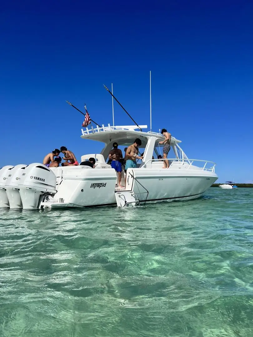 Intrepid 390 Sport Yacht