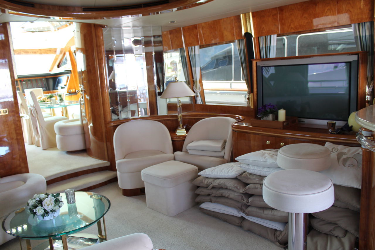 yachts-516-elegance-72-huge-20480513b546d0b3.jpg