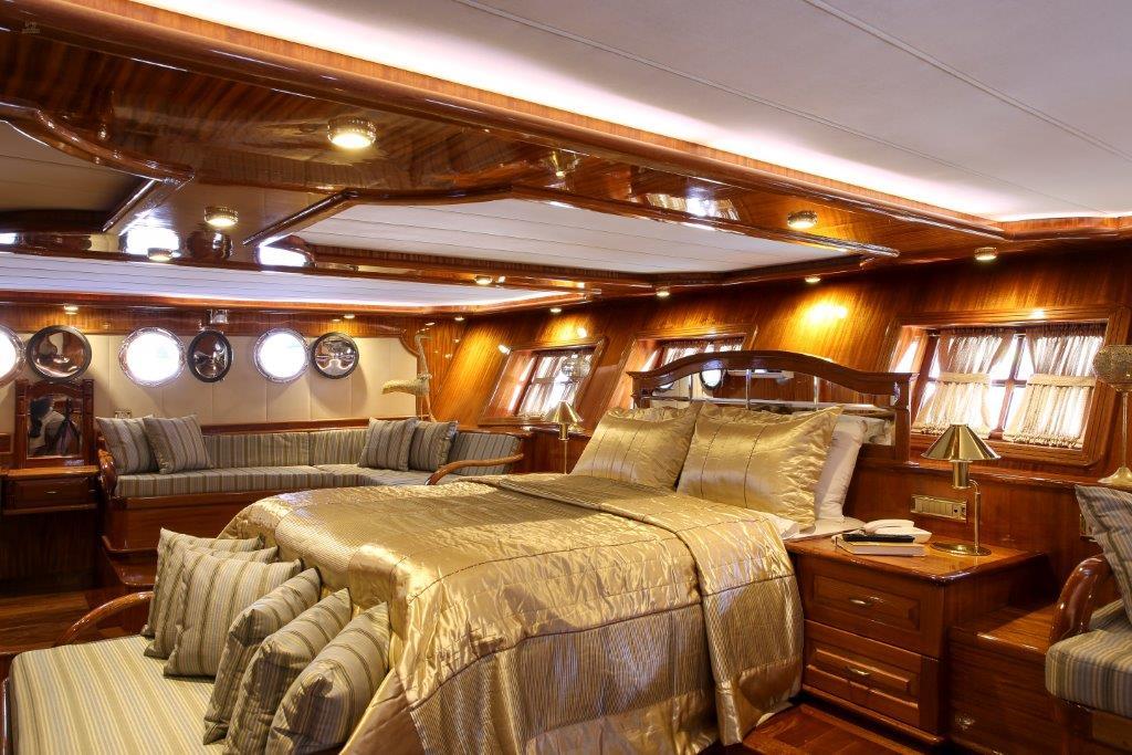 yachts-916-6a1bd8c4-83f1-4e00-aad2-a2e19b2cc9b4.jpg