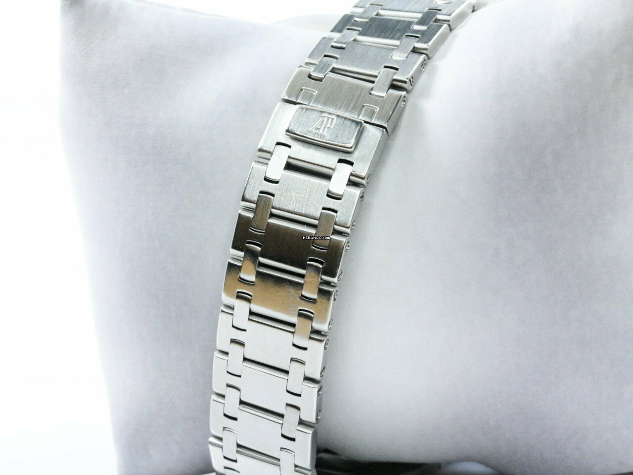 watches-323689-27837255-9pj9hdsyxl2o4124sumy3879-ExtraLarge.jpg