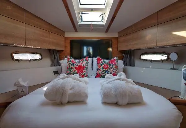 Sealine F42 - Master Cabin