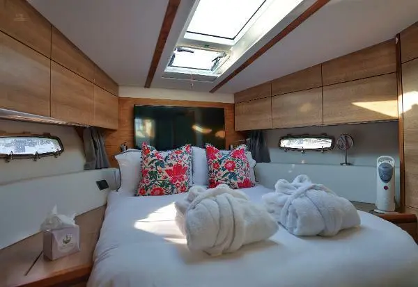 Sealine F42 - Master Cabin