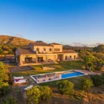 Finca mit Pool und schönem Garten im Licht der untergehenden Sonne