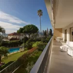 Balkon mit Ausblick auf das Meer