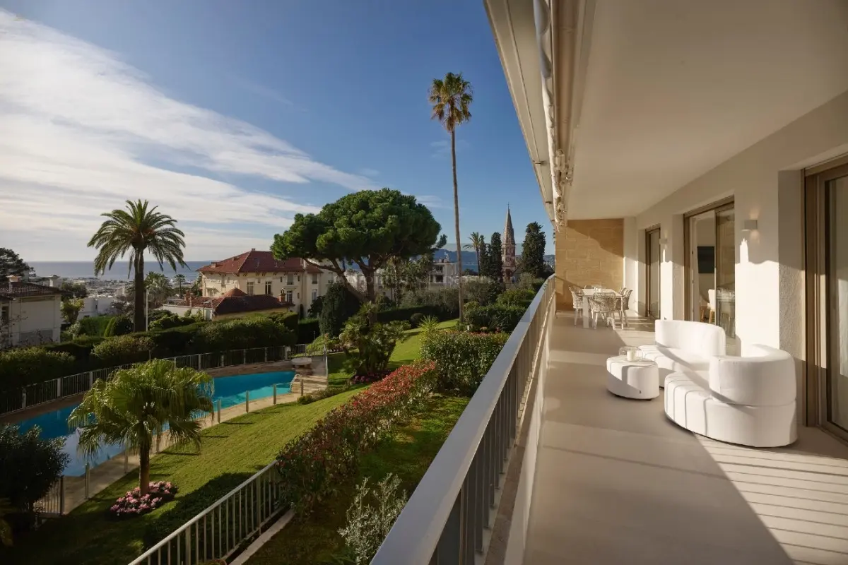 Balkon mit Ausblick auf das Meer