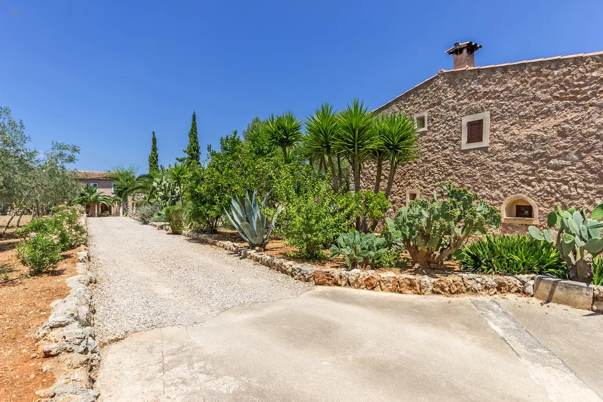 Weg durch den mediterranen Garten