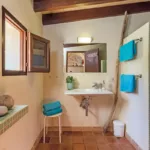 Mediterranes Badezimmer mit Dusche