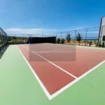 Tennis-/Basketballplatz