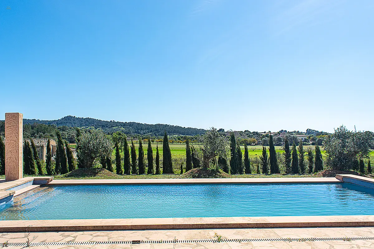 Großer Pool mit Ausblick und...