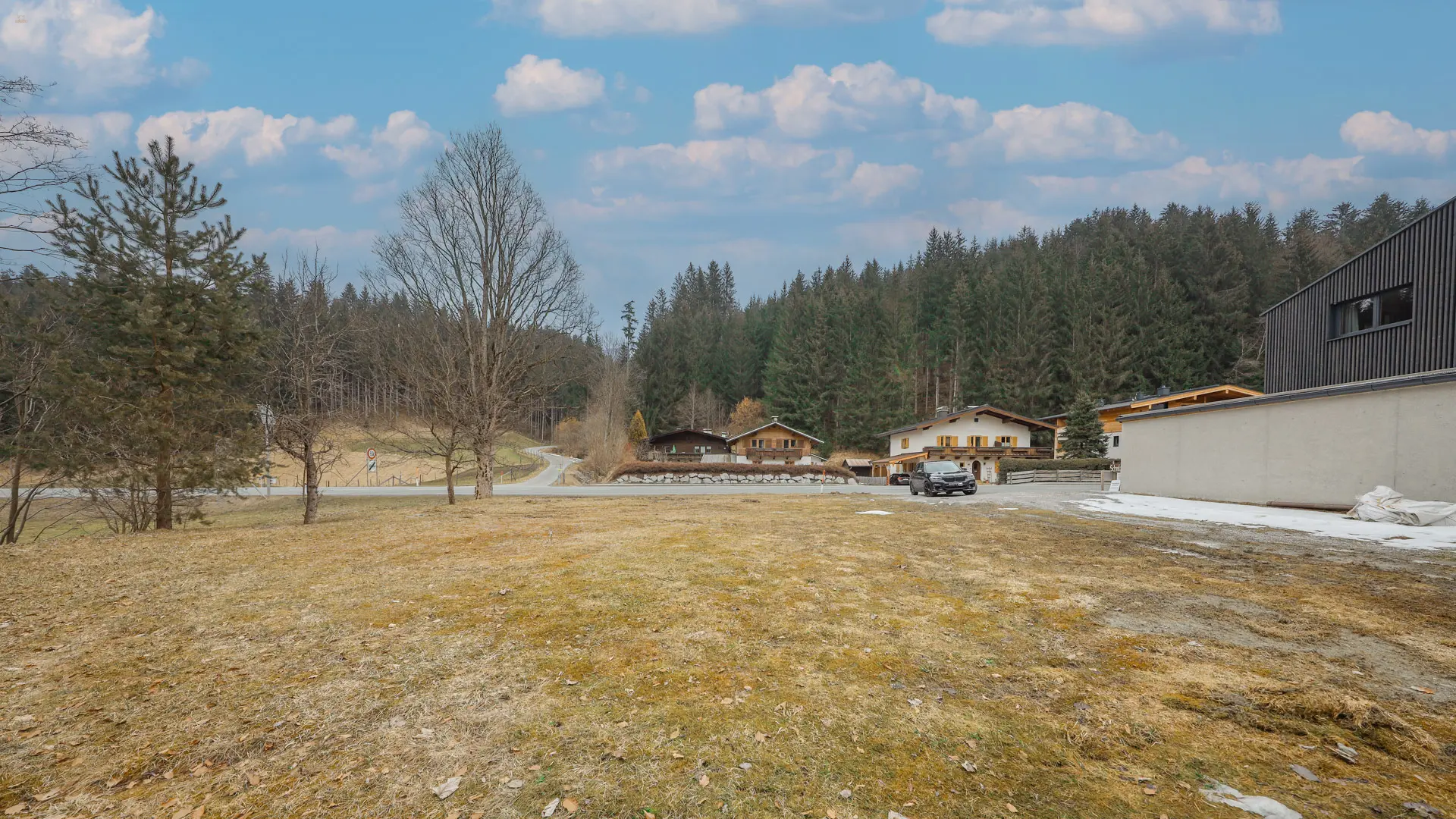 KITZIMMO-Baugrundstück mit Baugenehmigung in Aurach bei Kitzbühel.