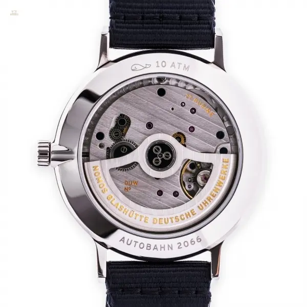 watches-175637-Autobahn_Neomatik_1303_Ruckansicht.webp