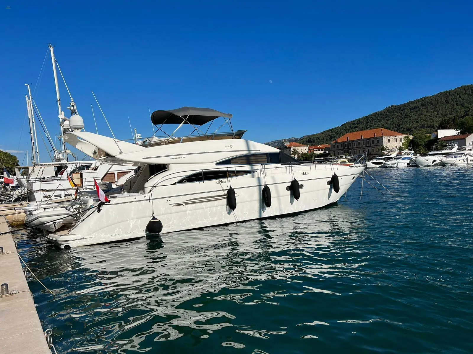 yachts-100609-s206126_25.webp