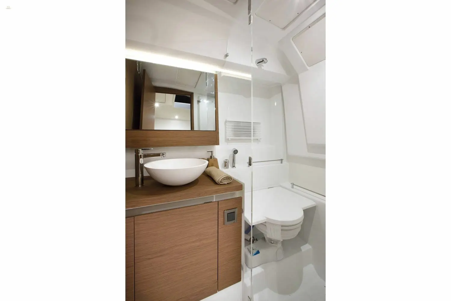 Jeanneau Leader 36 diesel sports cruiser - toilet compartment