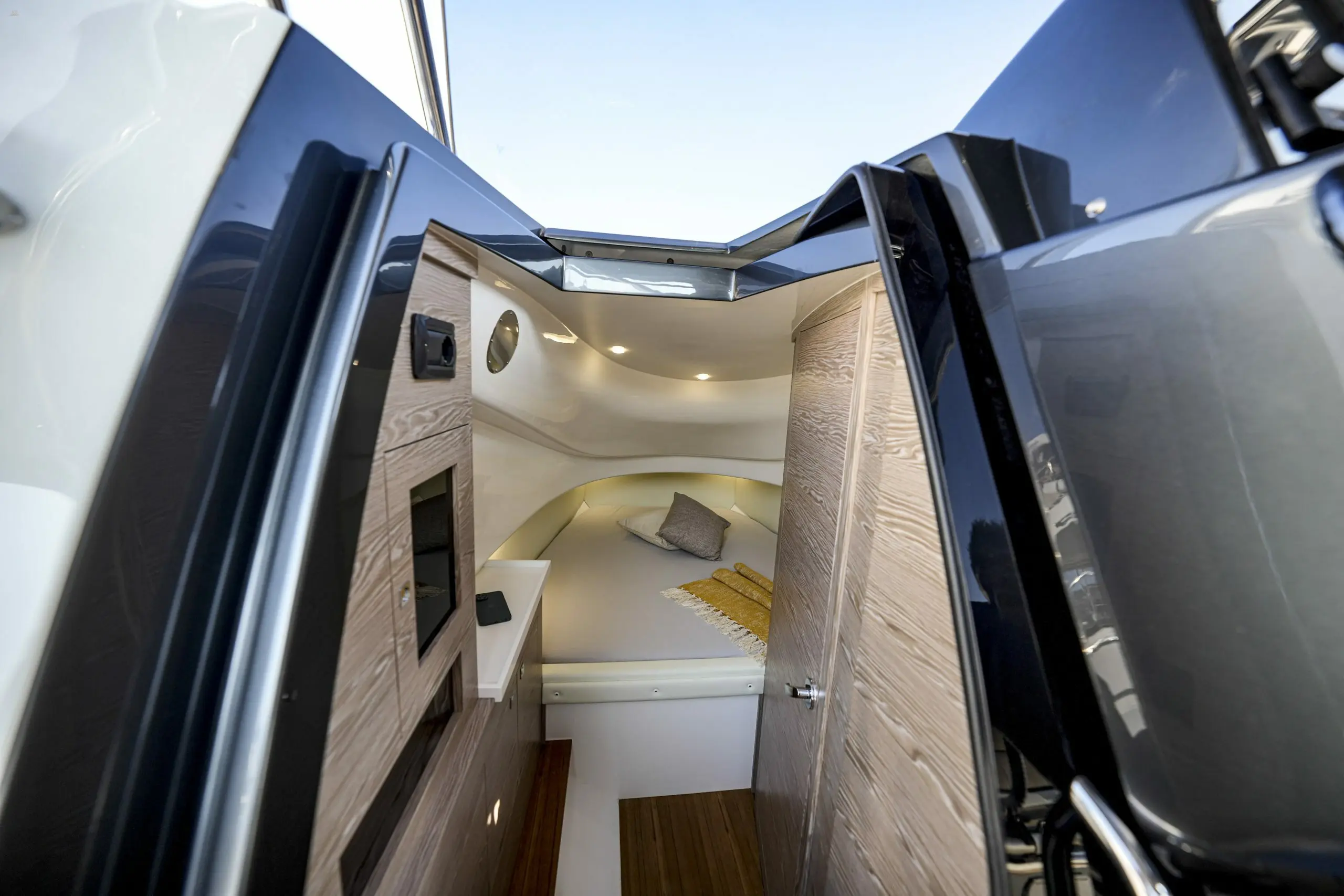 Sacs-Strider-11-open-back-sport-boat-for-sale-interior-image-Lengers-Yachts-2.jpeg