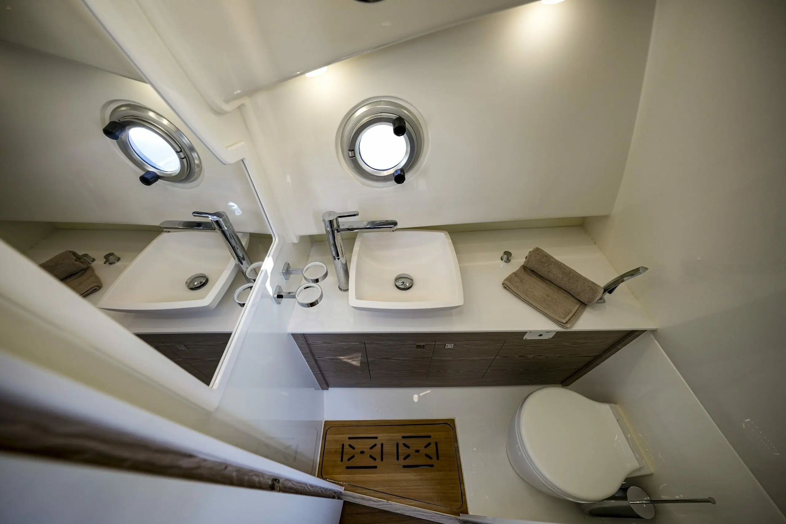 Sacs-Strider-11-open-back-sport-boat-for-sale-interior-image-Lengers-Yachts-3.jpeg