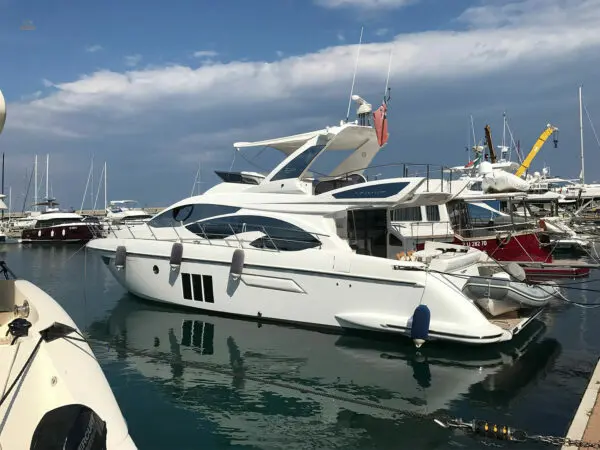 yachts-82873-1500-1-Azimut-54-2017-mdvv-600x450.webp