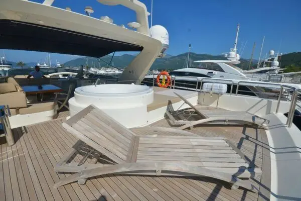 yachts-82881-33-Q6x8--600x400.webp