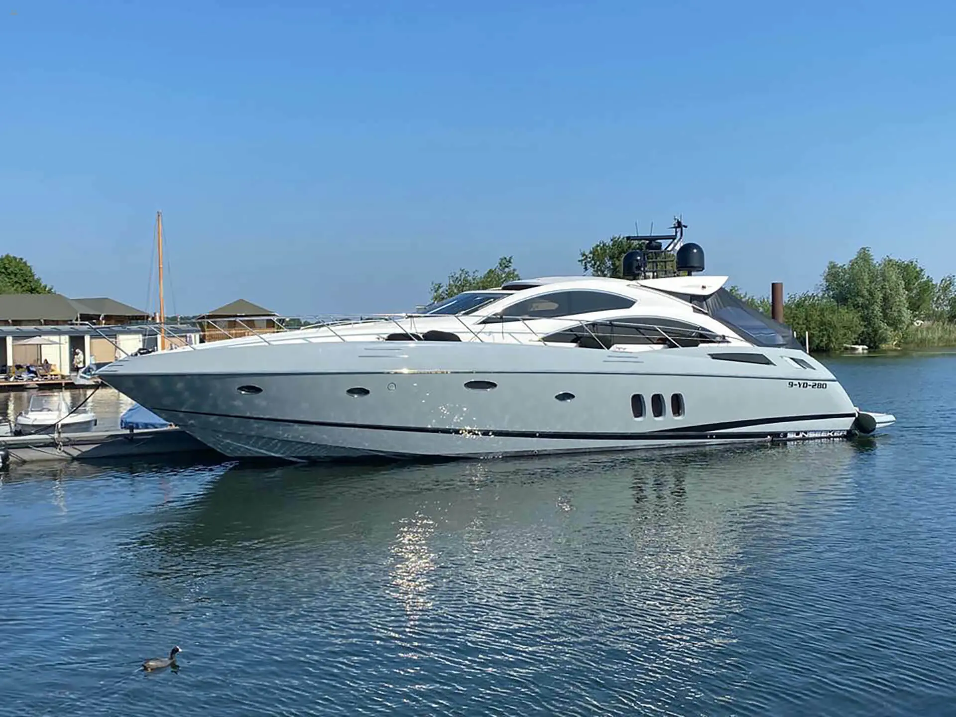 Sunseeker-92-Predator-motor-yacht-for-sale-exterior-image-Lengers-Yachts-10.jpg