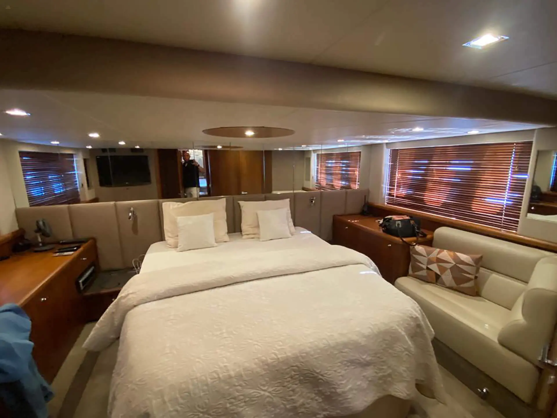 Sunseeker-92-Predator-motor-yacht-for-sale-interior-image-Lengers-Yachts-01.jpg