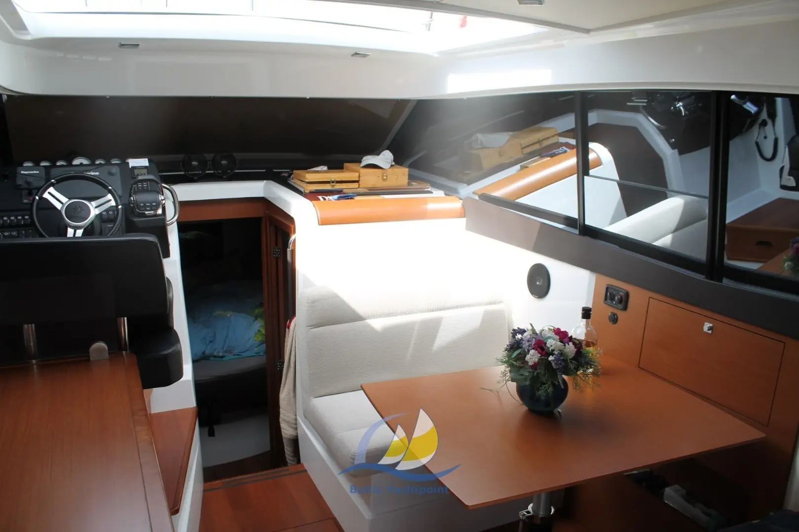 yachts-84420-df4a3d1e-7615-423e-82d3-12a3f4d65ac8-2048.webp