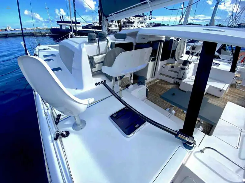 yachts-89898-Fs_cA4833Ti-21674125-8-140422092832.webp