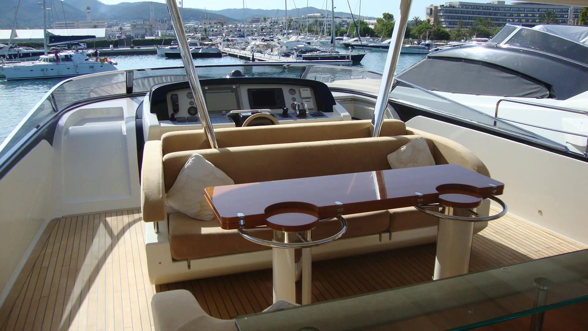 yachts-923-69b44c93-9deb-4bb2-bc45-f5828666f4e8.webp